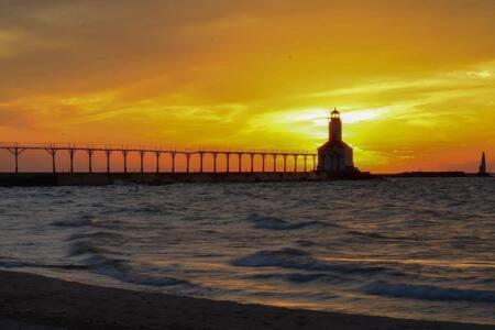 Spacious Upstairs 1Bed- Walking Distance To Beach Outlet Mall Michigan City Exteriör bild